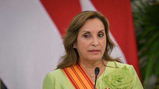 Dina Boluarte: Perú no cederá ni un centímetro de territorio a Colombia