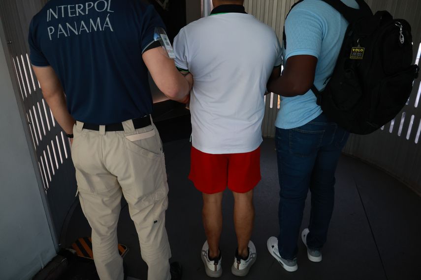 El Servicio Nacional de Migración (SNM), en acción coordinada con Interpol Panamá, deportó hoy a dos ciudadanos ecuatorianos requeridos por la justicia de su país. Uno de estos sujetos mantenía alerta roja de Interpol y otro por alerta de amenaza interna en Ecuador. El Servicio Nacional de Migración (SNM), en acción coordinada con Interpol Panamá, deportó hoy a dos ciudadanos ecuatorianos requeridos por la justicia de su país. Uno de estos sujetos mantenía alerta roja de Interpol y otro por alerta de amenaza interna en Ecuador.