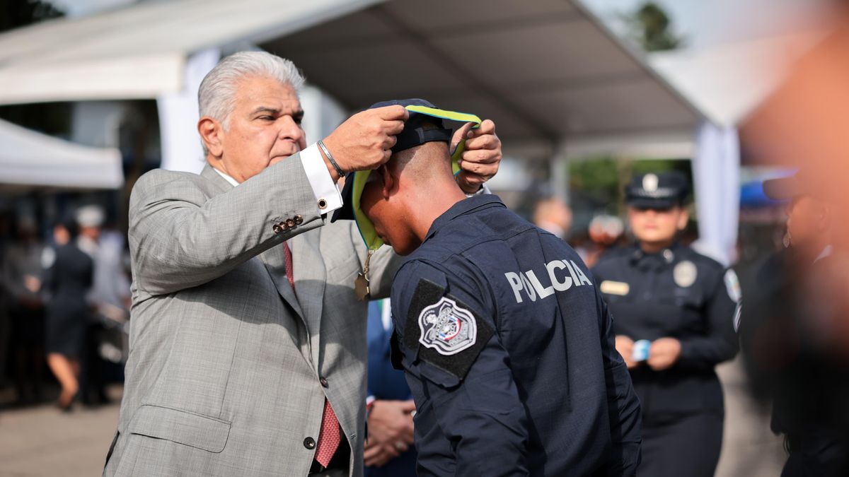 Mulino juramenta a 892 nuevos agentes policiales y los insta a practicar la excelencia