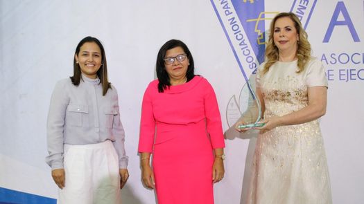 La presidente de APEDE capítulo de Chiriquí, Tiffany Castaño, fue la encargada de postular y presentar a la homenajeada, que lidera una empresa de agroexportación.