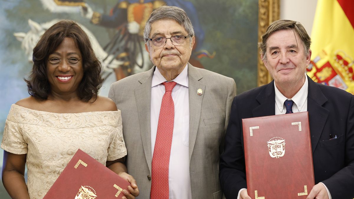 La ministra de Educación de Panamá, Lucy Molinar, y el director del Instituto Cervantes, Luis García Montero, firmaron este viernes en la capital panameña un convenio de colaboración para celebrar el XI Congreso Internacional de la Lengua Española (CILE) en 2028 en el país centroamericano. La ministra de Educación de Panamá, Lucy Molinar, y el director del Instituto Cervantes, Luis García Montero, firmaron este viernes en la capital panameña un convenio de colaboración para celebrar el XI Congreso Internacional de la Lengua Española (CILE) en 2028 en el país centroamericano.
