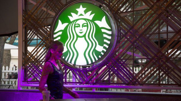 La cadena de cafeterías estadounidense Starbucks informó este jueves que cerrará unas 400 tiendas en Norteamérica y despedirá a unos 900 empleados como parte de un plan de reestructuración de 1.000 millones de dólares. La cadena de cafeterías estadounidense Starbucks informó este jueves que cerrará unas 400 tiendas en Norteamérica y despedirá a unos 900 empleados como parte de un plan de reestructuración de 1.000 millones de dólares.