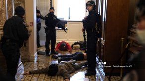 Policía desenfunda armas dentro del Congreso de EEUU para proteger a legisladores