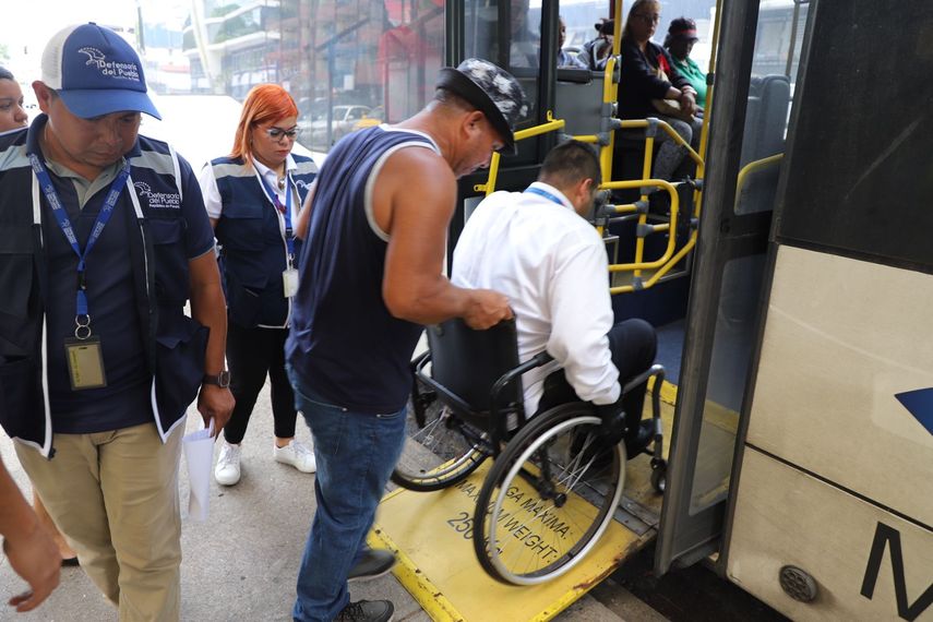 Defensoría del Pueblo y SENADIS inspeccionan metrobuses
