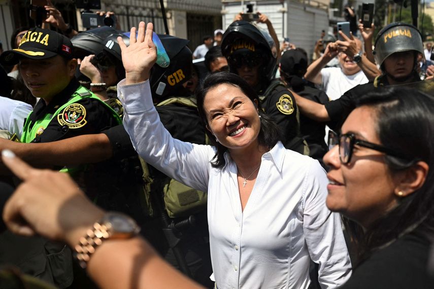 Keiko Fujimori lidera elecciones en Perú y avanza hacia un tenso balotaje Keiko Fujimori lidera elecciones en Perú y avanza hacia un tenso balotaje
