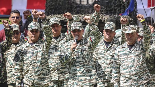 El ministro de Defensa de Venezuela, Vladimir Padrino López, afirmó este sábado que su país está respondiendo con la cara bien levantada pese al poder que reconoció tiene Estados Unidos, que mantiene un despliegue naval y aéreo en el mar Caribe que, según el jefe militar, representa una amenaza.
