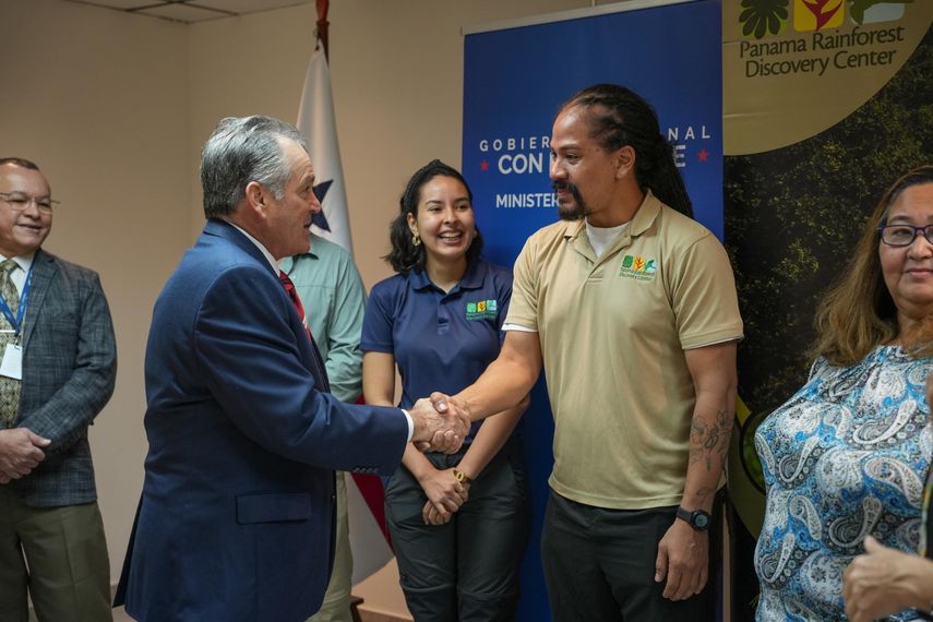 El Ministerio de Ambiente (MiAMBIENTE) y la Fundación AVIFAUNA suscribió un convenio de cooperación técnica ambiental, esto con el objetivo de fortalecer la conservación y protección del Parque Nacional Darién. El Ministerio de Ambiente (MiAMBIENTE) y la Fundación AVIFAUNA suscribió un convenio de cooperación técnica ambiental, esto con el objetivo de fortalecer la conservación y protección del Parque Nacional Darién.