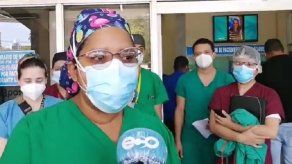 Médicos que combaten pandemia en Panamá reclaman por quedar fuera de vacunación
