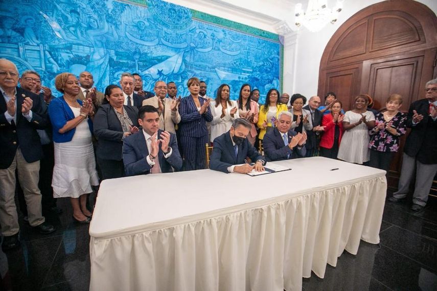 Esta ley surge de una reunión entre el presidente Nito Cortizo Cohen y dirigentes de la Coalición por la Unidad por Colón (CUCO), el 5 de noviembre de 2021. Esta ley surge de una reunión entre el presidente Nito Cortizo Cohen y dirigentes de la Coalición por la Unidad por Colón (CUCO), el 5 de noviembre de 2021.