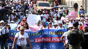 Mujeres salvadoreñas exigen a Nayib Bukele la despenalización del aborto