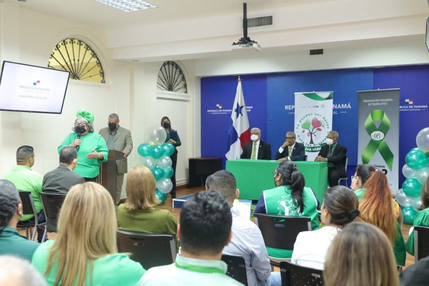 “El simple hecho de donar órganos, es dar vida y calidad de vida a otras personas, pero debemos seguir ayudando e impulsando a que esto se siga dando; también a llevar y desarrollar tareas para fortalecer la donación de órganos en Panamá”, destacó el ministro de Salud (MINSA), Luis Francisco Sucre.
