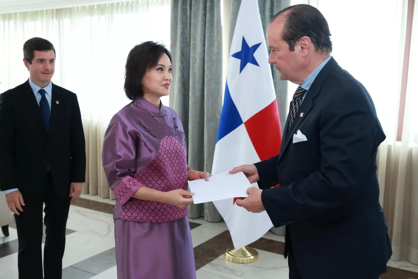 El ministro de Relaciones Exteriores, Javier Martínez-Acha Vásquez, recibió este lunes copia de las cartas credenciales de siete embajadores acreditados en Panamá. El ministro de Relaciones Exteriores, Javier Martínez-Acha Vásquez, recibió este lunes copia de las cartas credenciales de siete embajadores acreditados en Panamá.