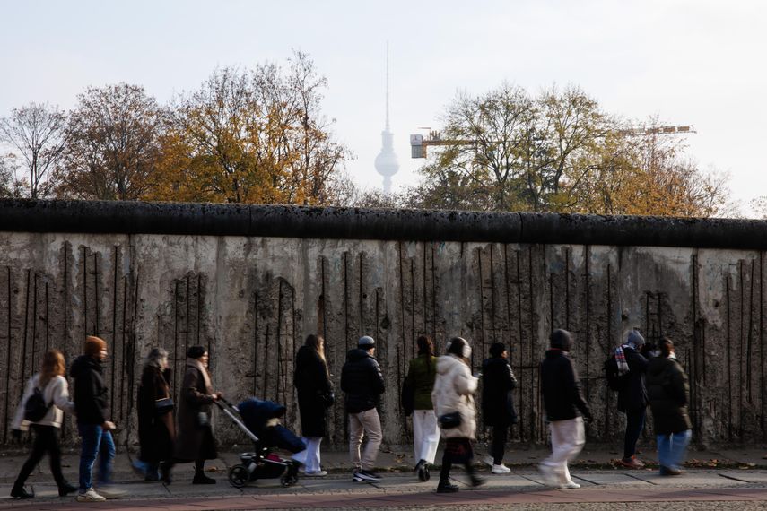 Más de 500.000 personas de todo el mundo acudieron hasta este domingo a los actos con los que la capital alemana celebra este fin de semana los 35 años de la caída del muro de Berlín. Más de 500.000 personas de todo el mundo acudieron hasta este domingo a los actos con los que la capital alemana celebra este fin de semana los 35 años de la caída del muro de Berlín.