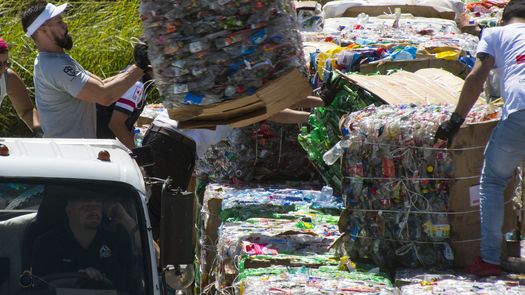 Costa Rica prohíbe bolsas y pajillas plásticas y limita las botellas