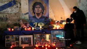 Fieles de Diego Maradona buscan un último milagro de su fallecido D10S