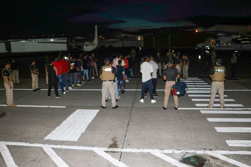 Hoy, un grupo de 34 ciudadanos colombianos ha sido repatriado a su país de origen desde Medellín, Colombia, en el marco de la cooperación migratoria entre Panamá y Estados Unidos. Hoy, un grupo de 34 ciudadanos colombianos ha sido repatriado a su país de origen desde Medellín, Colombia, en el marco de la cooperación migratoria entre Panamá y Estados Unidos.