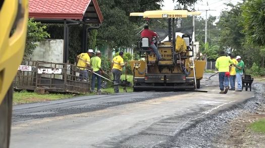 El MOP inició los trabajos de recuperación de una calle abandonada con capa asfáltica, ubicada en Santa Cruz, David.