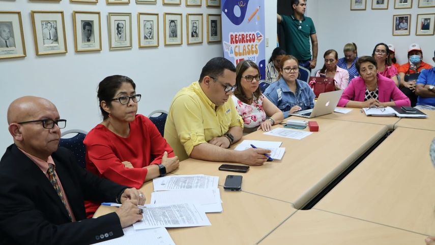 Meduca acuerda iniciativas para agilizar proyectos escolares