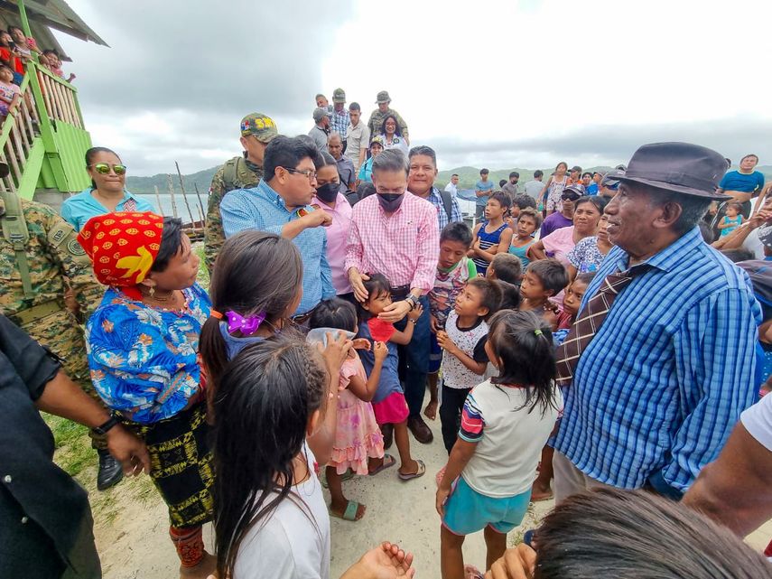 Nito Cortizo recorre comunidades de Guna Yala