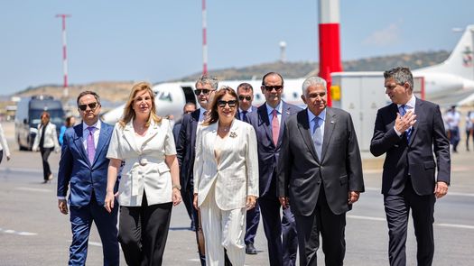 El presidente José Raúl Mulino acompañado de la primera dama, Maricel de Mulino fue recibido este lunes con todos los honores oficiales en el Aeropuerto Internacional Eleftherios Venizelos de Atenas por Chistos Dimas, ministro de Infraestructura y Transporte; Efthymios Efthymiades, embajador de Grecia en Panamá; Julie Lymberópulos, embajadora de Panamá en Grecia; y por el canciller Javier Martínez Acha. El presidente José Raúl Mulino acompañado de la primera dama, Maricel de Mulino fue recibido este lunes con todos los honores oficiales en el Aeropuerto Internacional Eleftherios Venizelos de Atenas por Chistos Dimas, ministro de Infraestructura y Transporte; Efthymios Efthymiades, embajador de Grecia en Panamá; Julie Lymberópulos, embajadora de Panamá en Grecia; y por el canciller Javier Martínez Acha.