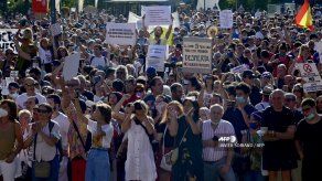 Centenares de personas protestan en Madrid contra las restricciones por el coronavirus