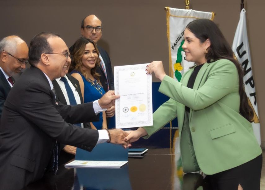 La Unión Panameña de Aviadores Comerciales (UNPAC), en alianza con la Facultad de Ingeniería de la Universidad de Panamá y el Instituto Centroamericano de Administración y Supervisión de la Educación (ICASE), llevan adelante dos diplomados, en la continuación del proceso de actualización de los profesionales de la aviación del país. La Unión Panameña de Aviadores Comerciales (UNPAC), en alianza con la Facultad de Ingeniería de la Universidad de Panamá y el Instituto Centroamericano de Administración y Supervisión de la Educación (ICASE), llevan adelante dos diplomados, en la continuación del proceso de actualización de los profesionales de la aviación del país.