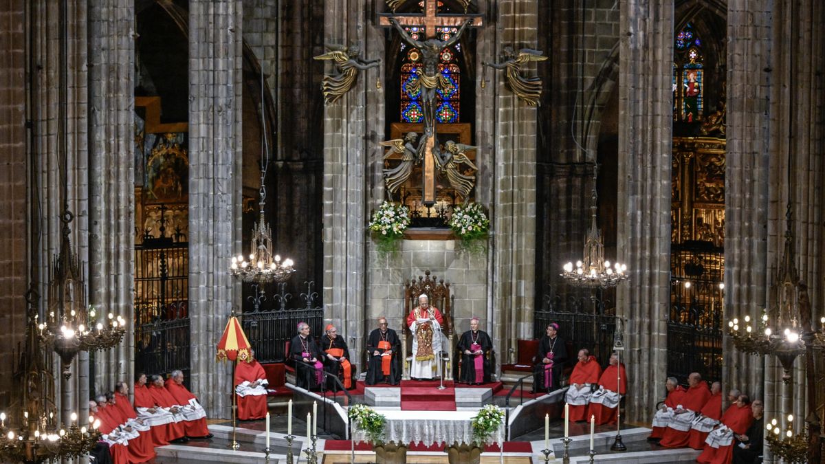 Miles de fieles se congregaron este martes para recibir al papa León XIV con gran expectación, banderas, cánticos, aplausos y lágrimas en los alrededores de la catedral de Barcelona, adonde llegó procedente de Madrid para continuar con su viaje a España. Miles de fieles se congregaron este martes para recibir al papa León XIV con gran expectación, banderas, cánticos, aplausos y lágrimas en los alrededores de la catedral de Barcelona, adonde llegó procedente de Madrid para continuar con su viaje a España.