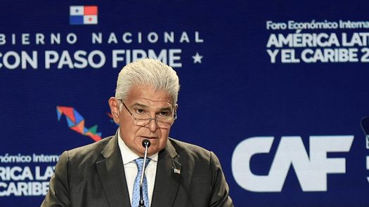 El presidente de Panamá, José Raúl Mulino, pidió este miércoles a los países de América Latina y el Caribe avanzar en la integración para consolidar a la región como un bloque único, como la vía para insertarla en el nuevo orden mundial y garantizar tanto su defensa ante posibles amenazas como su rol de contrapeso de paz, diálogo y equilibrio global. El presidente de Panamá, José Raúl Mulino, pidió este miércoles a los países de América Latina y el Caribe avanzar en la integración para consolidar a la región como un bloque único, como la vía para insertarla en el nuevo orden mundial y garantizar tanto su defensa ante posibles amenazas como su rol de contrapeso de paz, diálogo y equilibrio global.
