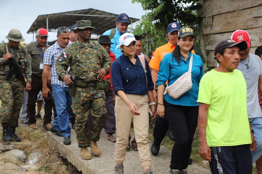 Gobierno traslada ayuda a damnificados por incendio en la comunidad de Wala. Foto cortesía.