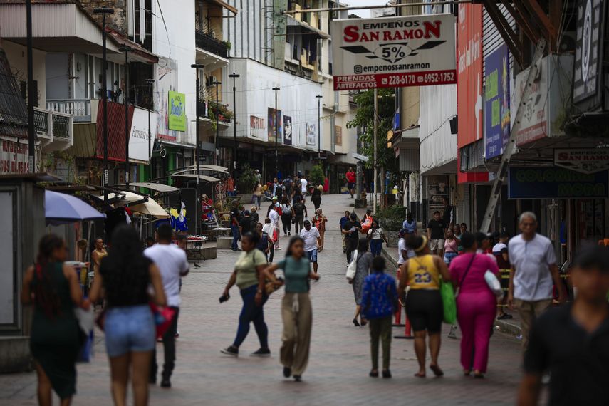 La confianza del consumidor panameño se elevó en los últimos meses, mejorando la percepción respecto al mercado laboral en el país, pero no lo suficiente como para cambiar a positiva la percepción sobre la evolución de la economía, según los resultados de una encuesta periódica revelados este jueves.