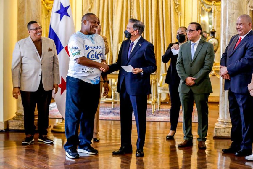 Novena de Colón es recibida en la Presidencia.