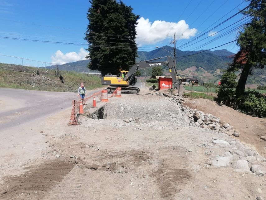 El cajón pluvial tiene un ancho de 12 metros por 2.44 x 2.44 metros de largo y se construye con el fin de transferir las corrientes naturales de la quebrada Serracín y servir como paso vehicular de los productores y residentes de la comunidad de La Chacha en Tierras Altas.
