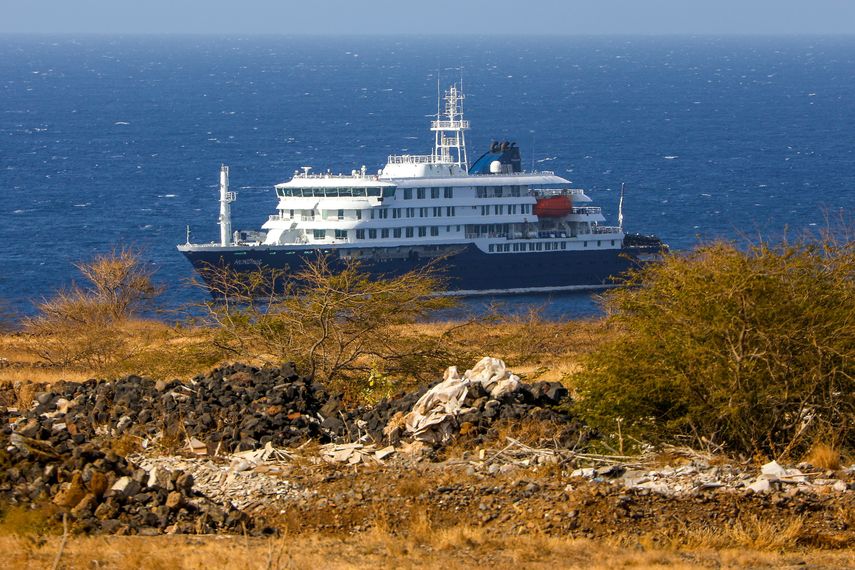 El crucero en el Atlántico afectado por un brote de hantavirus que podría haber causado la muerte de tres personas está contemplando la posibilidad de desembarcar en Las Palmas de Gran Canaria o en Tenerife.