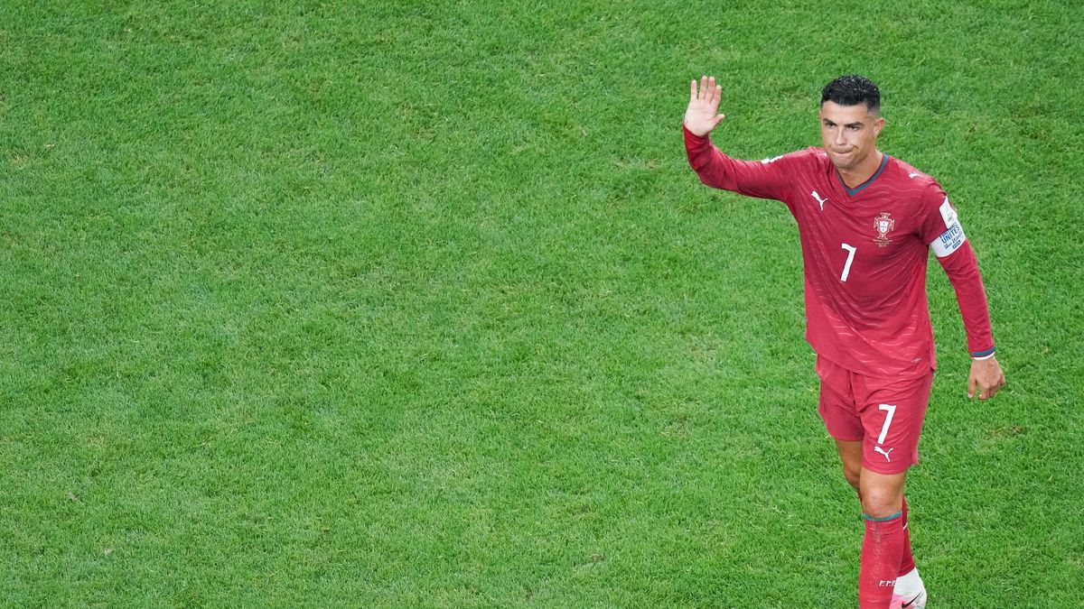 Probablemente, este será mi último año en el fútbol, confesó Cristiano Ronaldo en una entrevista publicada este domingo por la revista estadounidense Vogue, a la que le aseguró que quiere dejar un legado espectacular. Probablemente, este será mi último año en el fútbol, confesó Cristiano Ronaldo en una entrevista publicada este domingo por la revista estadounidense Vogue, a la que le aseguró que quiere dejar un legado espectacular.