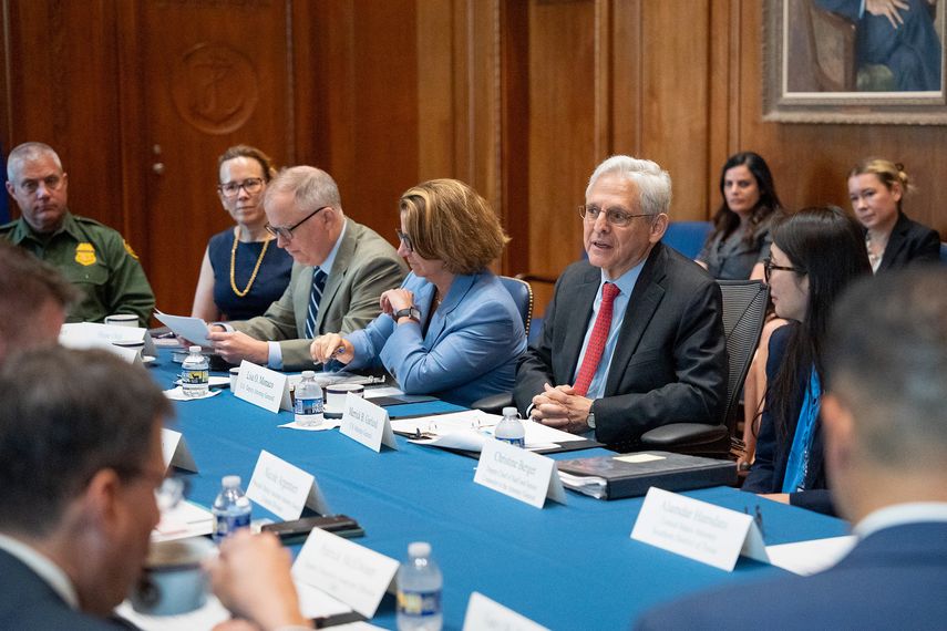 Estados Unidos (EEUU) anunció este martes recompensas por ocho millones de dólares por información que conduzca a atrapar a involucrados en el tráfico de migrantes del Clan del Golfo en la selva del Darién. Estados Unidos (EEUU) anunció este martes recompensas por ocho millones de dólares por información que conduzca a atrapar a involucrados en el tráfico de migrantes del Clan del Golfo en la selva del Darién.