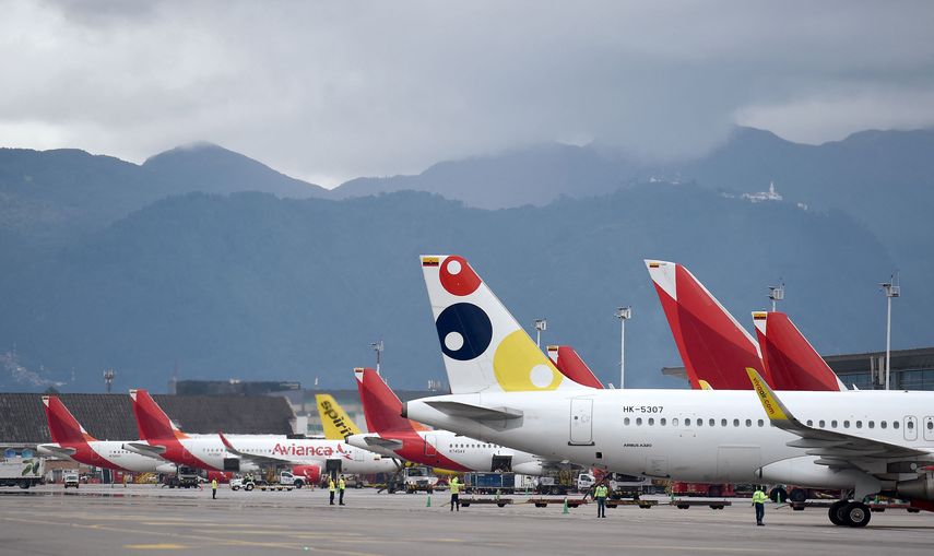 Venezuela anunció este lunes la suspensión "inmediata" de la conexión aérea con Colombia tras denunciar la llegada de "mercenarios" por esta vía con el plan de "sabotear" las elecciones de gobernadores y parlamentarias del domingo. Venezuela anunció este lunes la suspensión "inmediata" de la conexión aérea con Colombia tras denunciar la llegada de "mercenarios" por esta vía con el plan de "sabotear" las elecciones de gobernadores y parlamentarias del domingo.