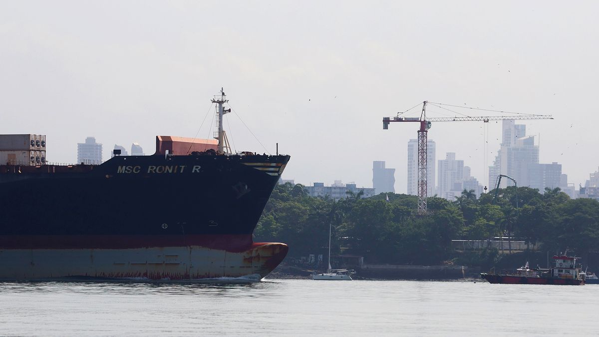 Las empresas interesadas en construir dos puertos en el Canal de Panamá presentarán este jueves la documentación legal, financiera y técnica solicitada en el marco de la licitación pública, que será analizada para determinar cuál puede avanzar en el proceso al reunir las condiciones para desarrollar los proyectos valorados en unos 2.600 millones de dólares. Las empresas interesadas en construir dos puertos en el Canal de Panamá presentarán este jueves la documentación legal, financiera y técnica solicitada en el marco de la licitación pública, que será analizada para determinar cuál puede avanzar en el proceso al reunir las condiciones para desarrollar los proyectos valorados en unos 2.600 millones de dólares.