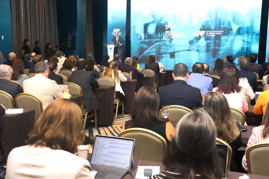 El ministro de Economía y Finanzas, Felipe Chapman, resaltó la importancia de Panamá como un punto clave en la logística global durante una reunión con el Banco de Desarrollo de América Latina y el Caribe (CAF). El ministro de Economía y Finanzas, Felipe Chapman, resaltó la importancia de Panamá como un punto clave en la logística global durante una reunión con el Banco de Desarrollo de América Latina y el Caribe (CAF).