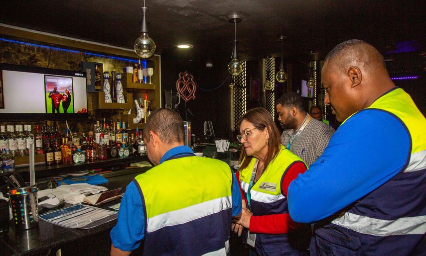 Mitradel verifica normativa laboral en operativo nocturno a locales de la ciudad capital