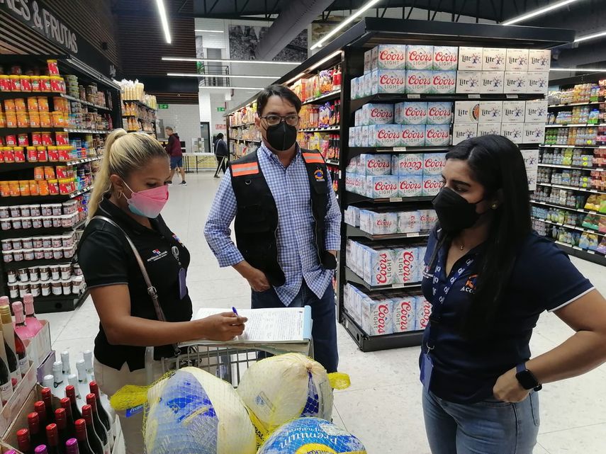 Acodeco retira productos vencidos en supermercados