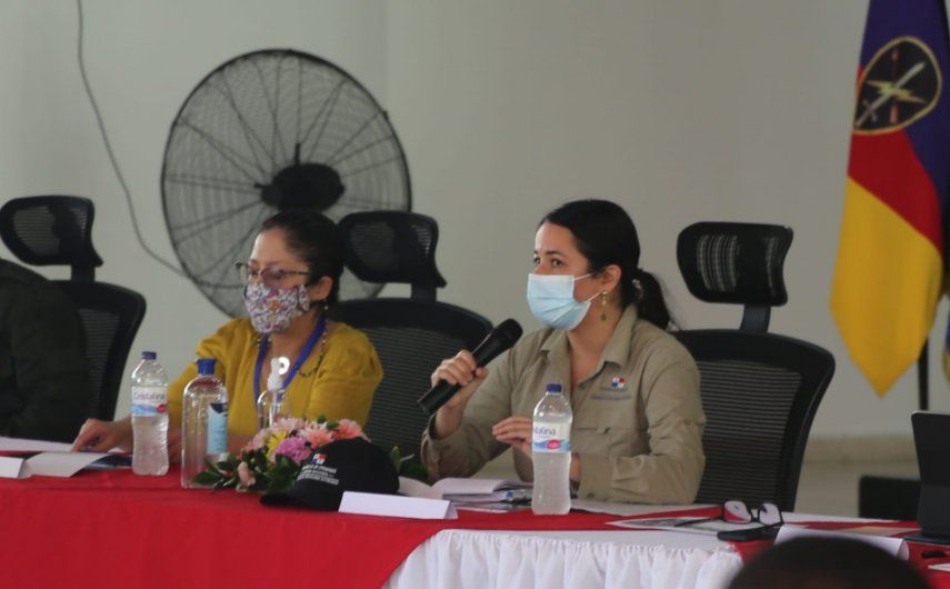 Desde hace varias semanas, miles de migrantes, entre ellos menores de edad y mujeres embarazadas, aguardan en el puerto colombiano de Necoclí embarcaciones que los lleven hasta la frontera con Panamá.