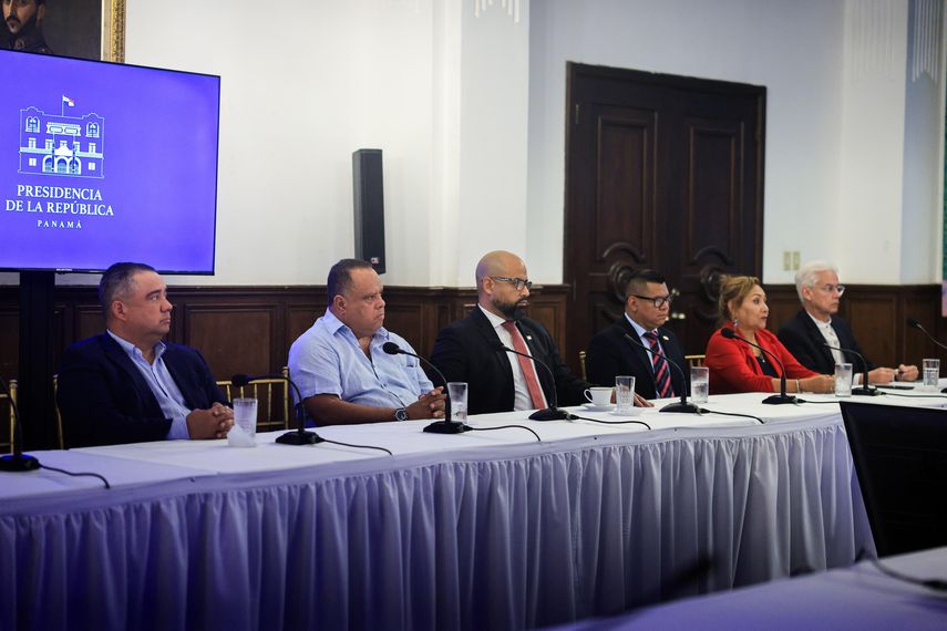 Diputados de la bancada del PRD acudieron a la Presidencia de la República. Diputados de la bancada del PRD acudieron a la Presidencia de la República.