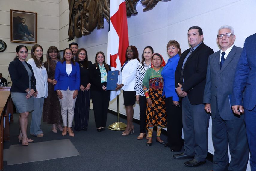 La Asamblea Nacional aprobó en tercer debate la Ley 292 por el cual establece políticas educativas de inclusión, equidad y permanencia para la diversidad de estudiantes, asociadas o no a una discapacidad, en todos los centros educativos del país. 