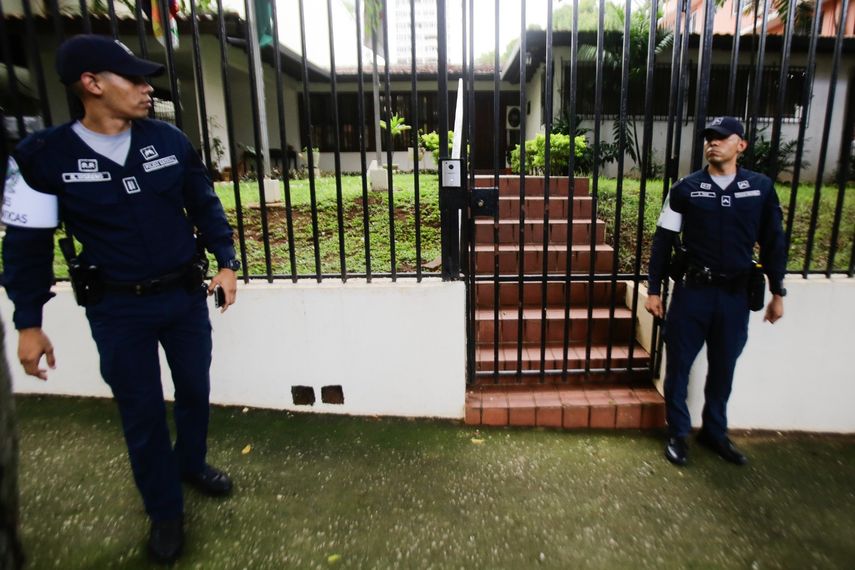 Saúl Méndez saltó la cerca de la embajada boliviana para pedir asilo Saúl Méndez saltó la cerca de la embajada boliviana para pedir asilo