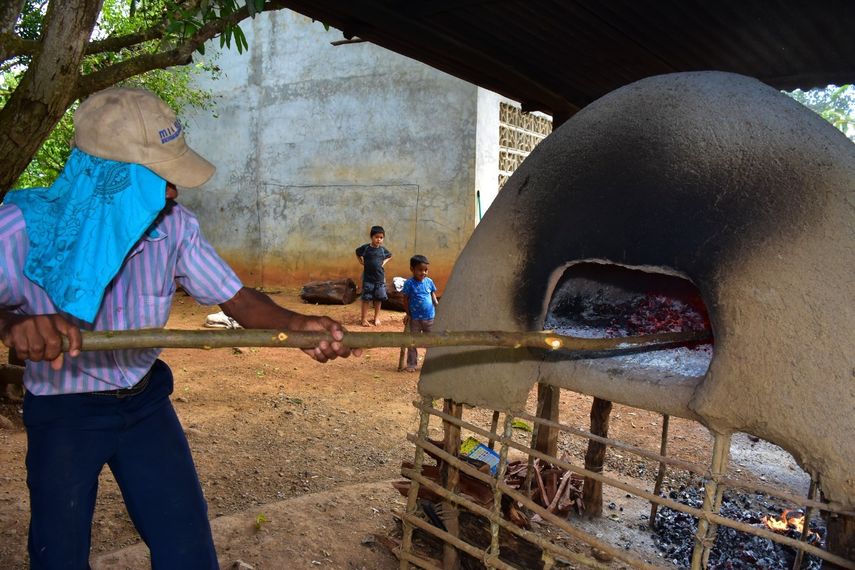 Genaro Córdoba: Maestro que prepara roscas en horno de barro
