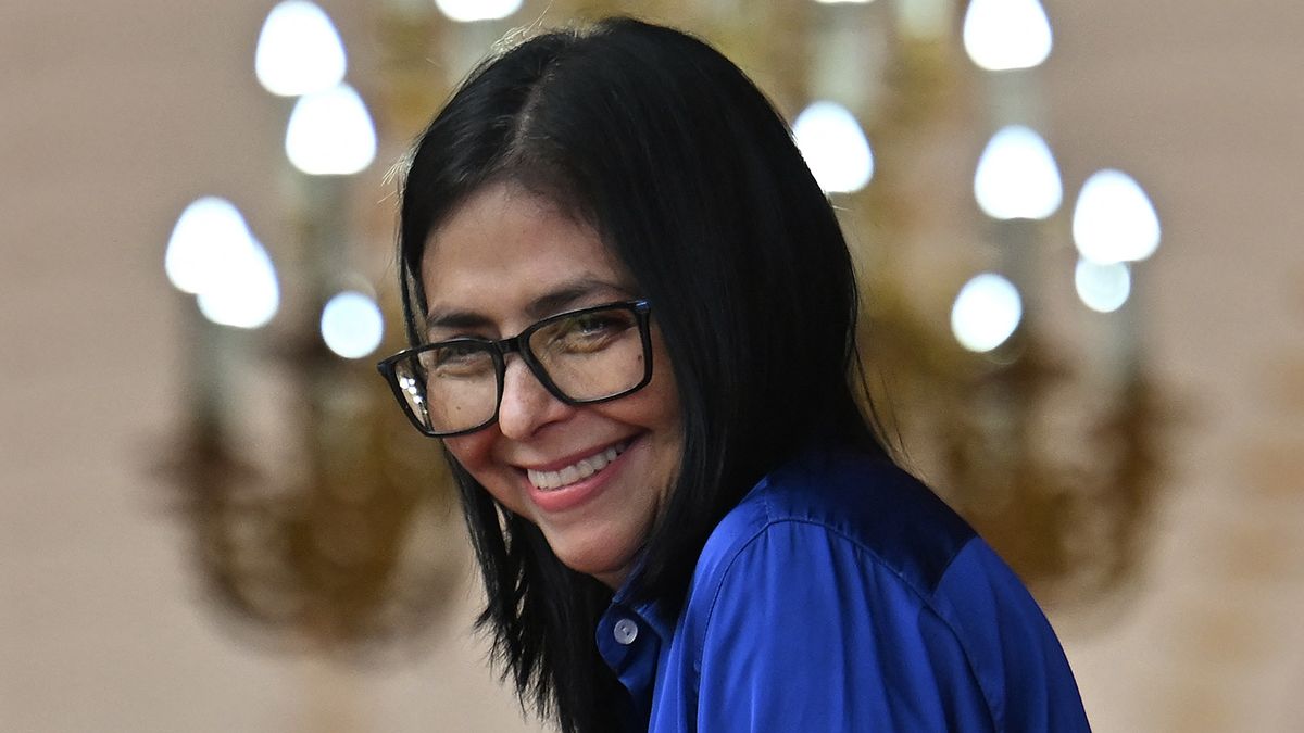 Estados Unidos levantó el miércoles las sanciones contra la presidenta interina de Venezuela, Delcy Rodríguez, quien asumió el mando de su país en enero después de que Washington destituyera a Nicolás Maduro en una operación militar. Estados Unidos levantó el miércoles las sanciones contra la presidenta interina de Venezuela, Delcy Rodríguez, quien asumió el mando de su país en enero después de que Washington destituyera a Nicolás Maduro en una operación militar.