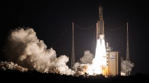 El cohete europeo Ariane 5 coloca 2 satélites en órbita en su vuelo de despedida