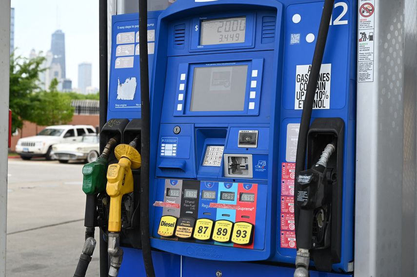 Los precios del petróleo cayeron el martes en medio de expectativas de un desbloqueo del estrecho de Ormuz tras el anuncio de que dos buques comerciales atravesaron el paso marítimo.