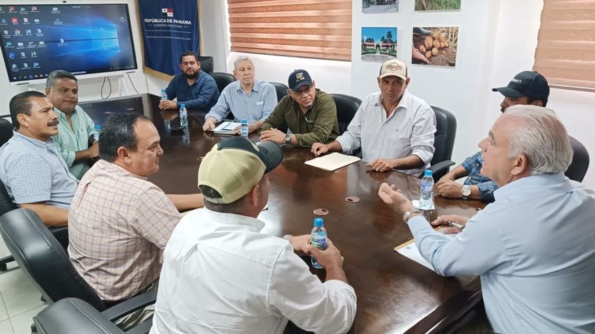 Ministro del Mida se reúne con miembros de la Federación de Arroceros de Panamá