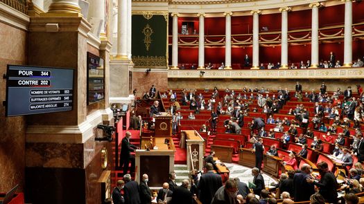 Francia aprueba uso del pasaporte sanitario hasta fines de julio de 2022
